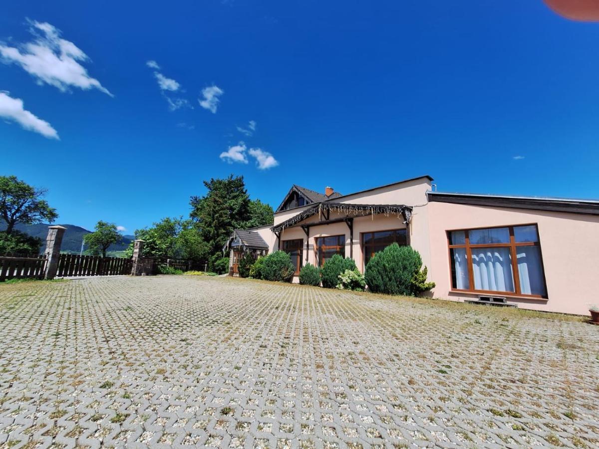 Vila Fenix B&B Ружомберок Экстерьер фото