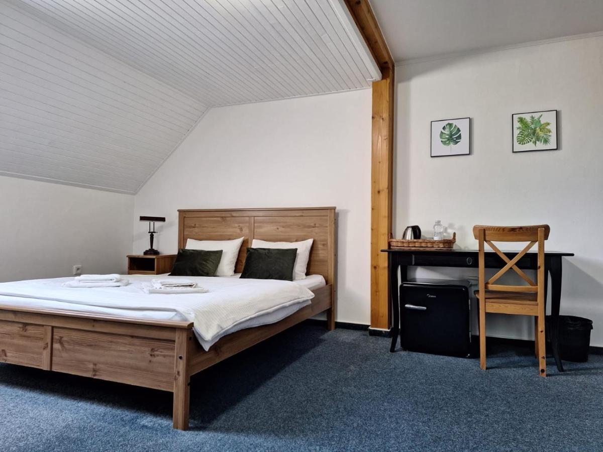 Vila Fenix B&B Ружомберок Экстерьер фото