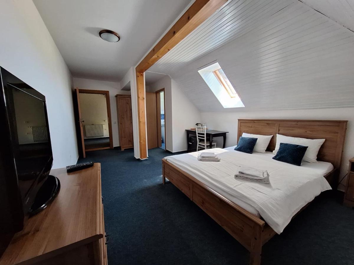Vila Fenix B&B Ружомберок Экстерьер фото